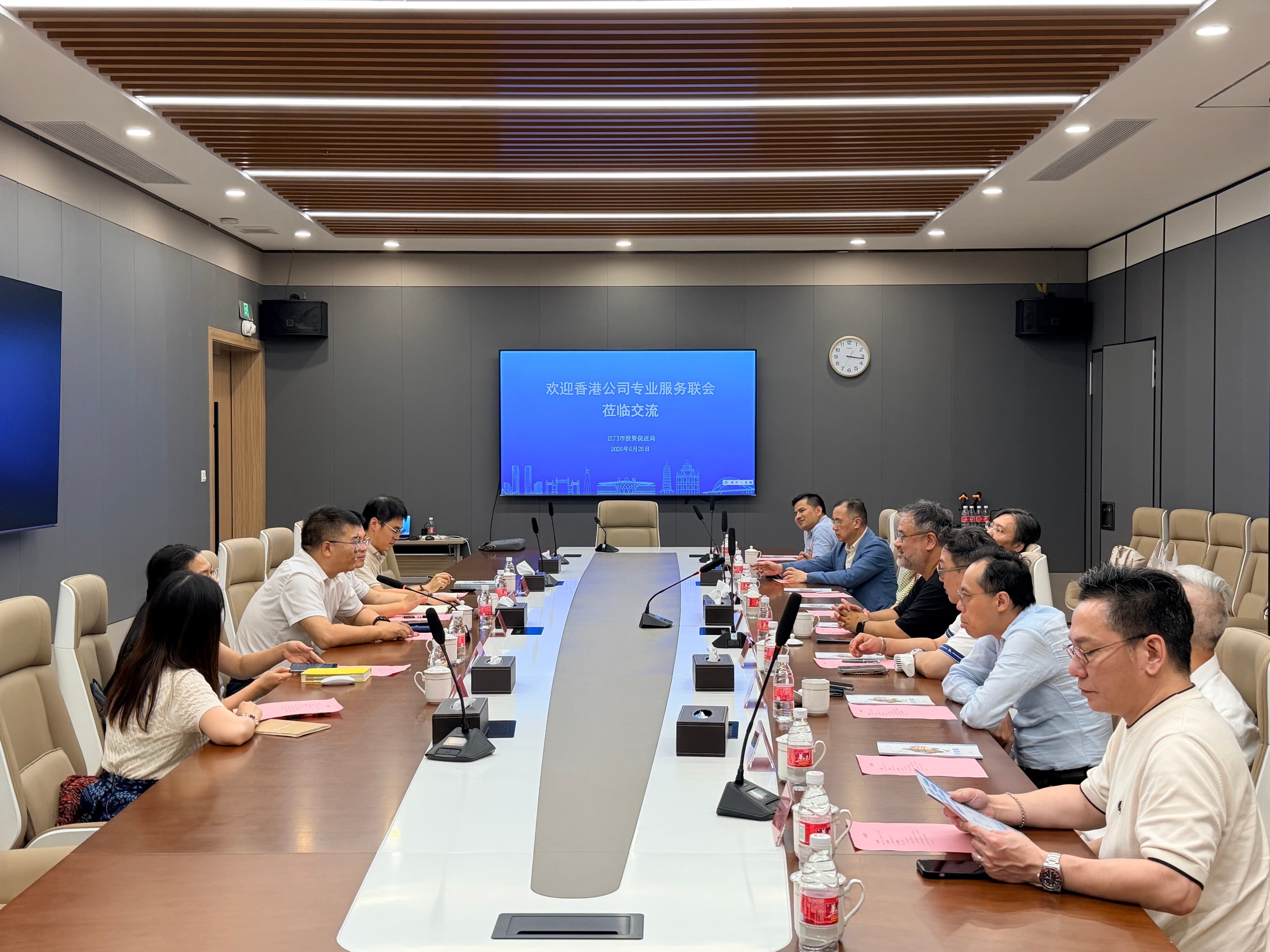 香港公司专业服务联会在2026年6月26日至27日开展两日一夜的「湾区聚商」6月江门投资考察团。

行程对接江门市投资促进局投资中心，解读最新招商政策与产业布局；实地走访嘉能再收资源回收基地、港资企业江门市创盛科技有限公司，深度参研环保资源、生物检测赛道的产业机会。

同时走进新会小鸟天堂、梁启超故居、新会陈皮村，领略江门人文风貌与特色产业底蕴。