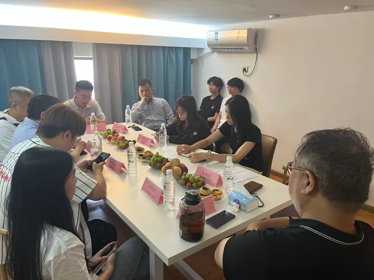 长华商务顾问（广州）有限公司正式开业！伴随首次股东大会的圆满举行，我们将以全新的面貌，全面投入商务咨询服务。

作为深耕行业的专业团队，我们专注于为客户提供战略规划、业务梳理及合规咨询等多维度的专业服务。秉持诚信、专业与卓越的原则，我们助力企业在瞬息万变的全球市场中稳健前行。期待与您建立长期伙伴关系，共同创造更大价值。
