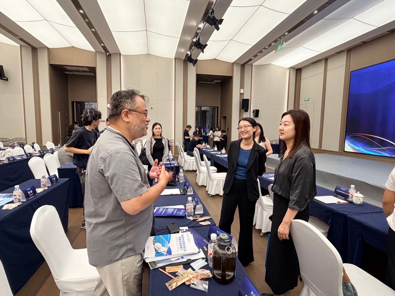 近日，我司受邀参加由珠海市跨境信用和投融资协会承办的高新区“融汇珠海”投融资对接会，与珠海市内优秀科技企业代表、行业专业机构齐聚一堂，共探产业融合发展路径，共筑投融资合作生态。

本次会议以赋能科技企业成长、推动产业资本对接为主题，汇聚了人工智能、高端制造等多个战略性新兴产业领域的优质企业代表开展项目路演。各参会企业围绕核心技术成果、产品应用场景、市场发展规划及融资需求等内容进行了全方位展示，集中体现了珠海科创企业扎实的技术底蕴、清晰的成长路径与强劲的发展活力。路演环节干货满满、亮点纷呈，现场交流氛围浓厚，为资本端、产业端与服务端搭建了高效对接的交流平台。

参会期间，我司代表全程深度参与会议交流，认真观摩各企业路演分享，与多位科技企业家展开务实沟通，深入了解珠海科创产业的发展布局与企业实际诉求，在企业跨境投融资合规、海外市场拓展配套服务等领域收获了诸多新思路与新启发。